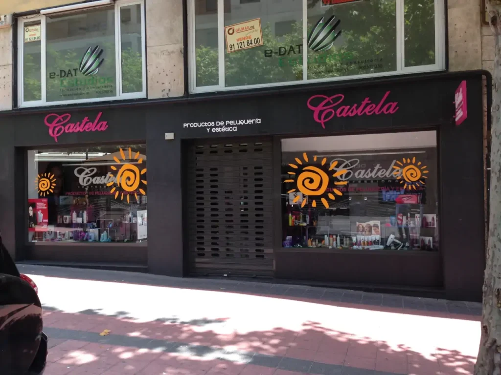 Vinilos para escaparates de local de productos de peluquería