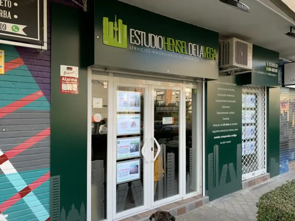 Escaparate con rotulación en vinilo a medida, tras trabajos realizados