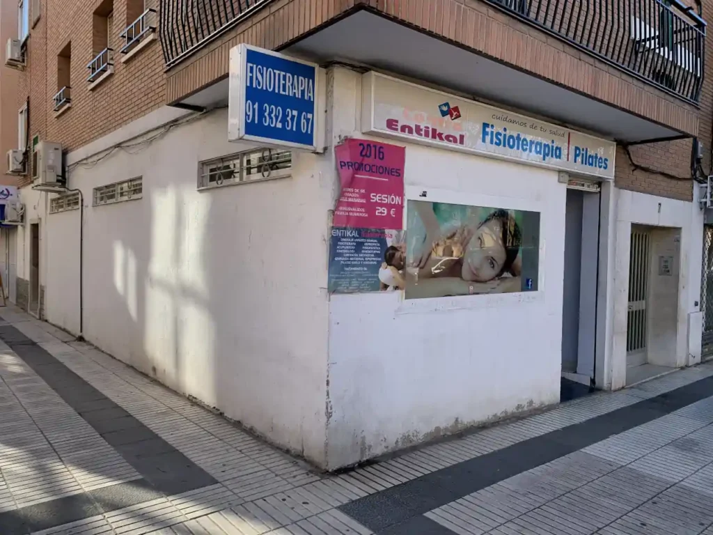 Fachada con mármol sin placas, imagen previa a trabajos realizados