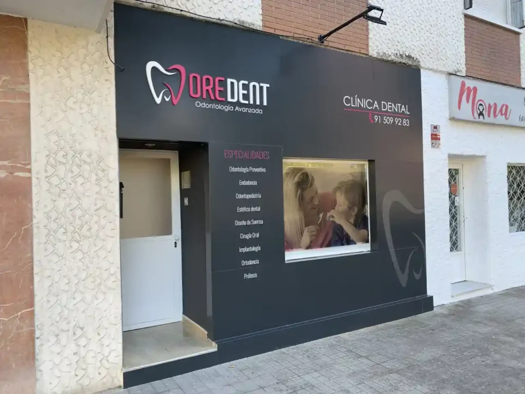 Fachada con vinilos y placas instaladas, resultado de trabajos realizados