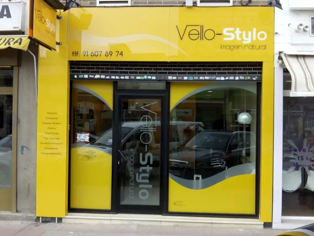 Local con logotipos y señalética en vinilo