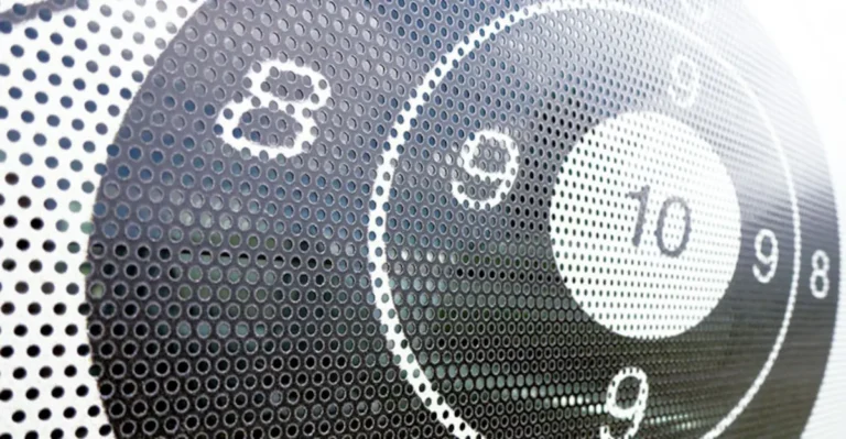 Detalle de vinilo microperforado impreso