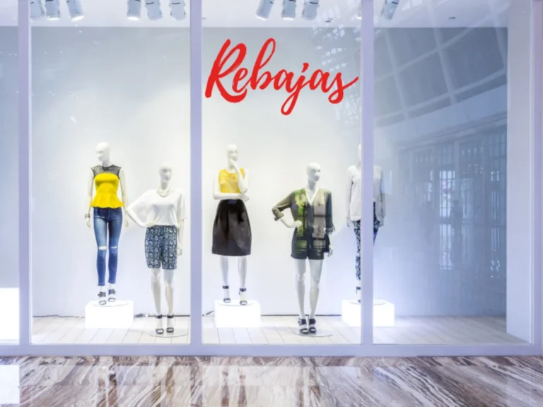 Escaparate con vinilos grandes de rebajas