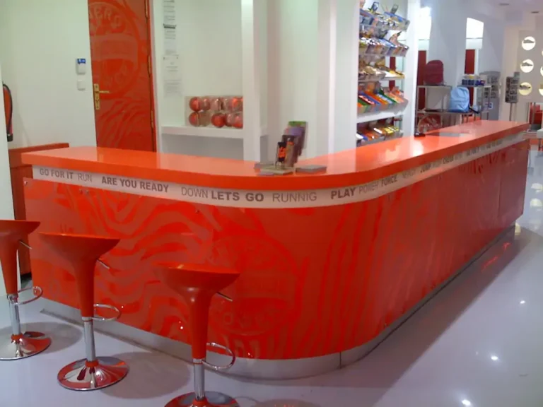 Recepción de gimnasio con vinilo motivador y diseño moderno