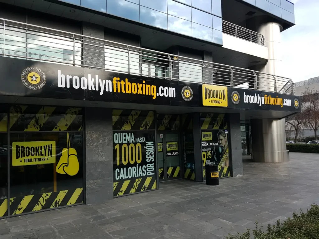 Vinilos corporativos en gimnasio moderno Madrid