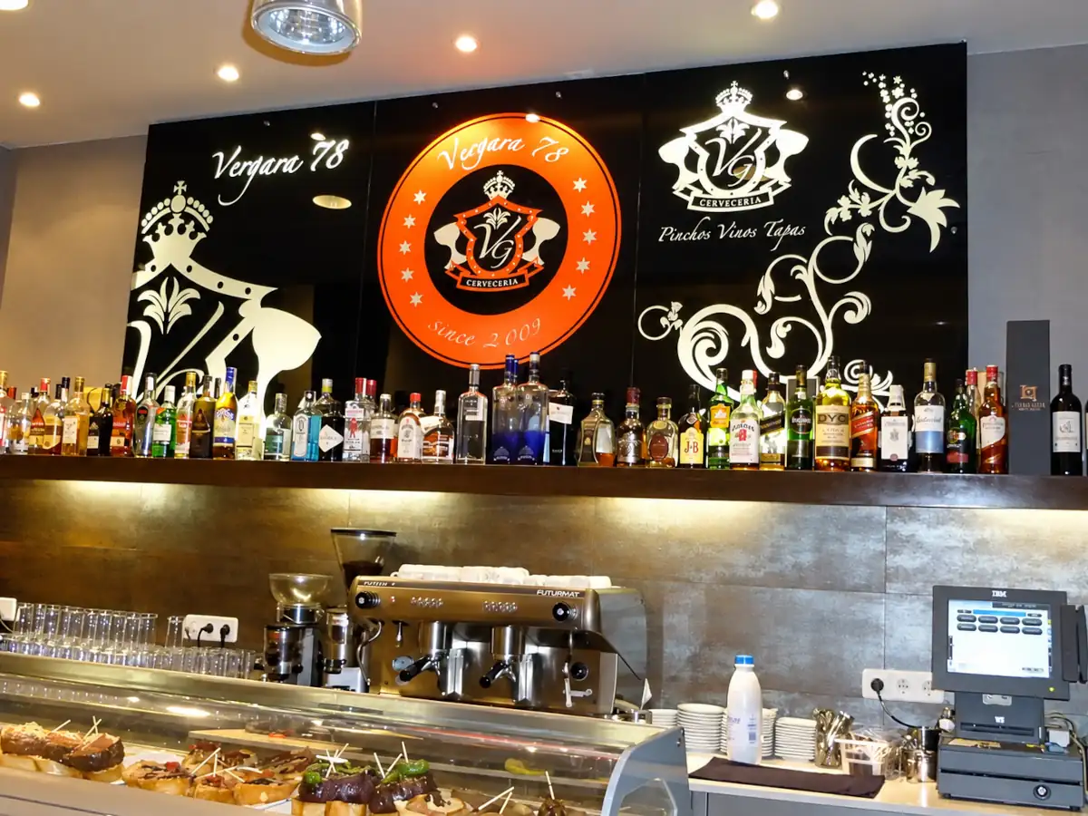Decoración en vinilo para dar personalidad a tu bar Vinilos y rótulos personalizados | Espacio Vinilo