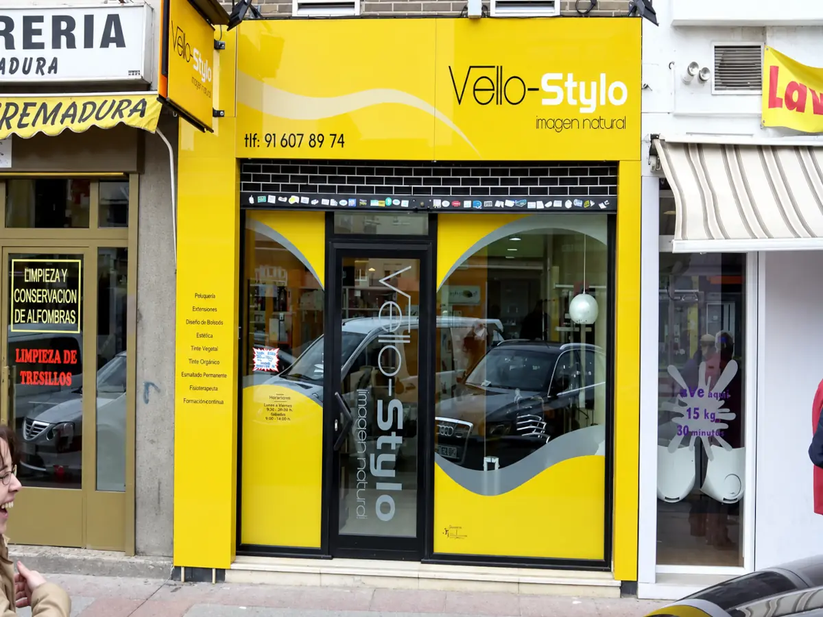 Rotulación exterior para dar visibilidad a tu negocio Exterior de un local comercial rotulado con vinilo