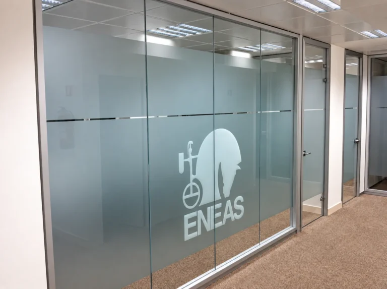 Vinilo corporativo en mamparas de cristal de una oficina