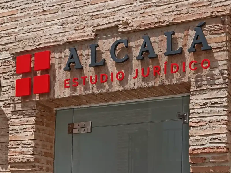 Rótulo corporativo para la fachada de un estudio jurídico