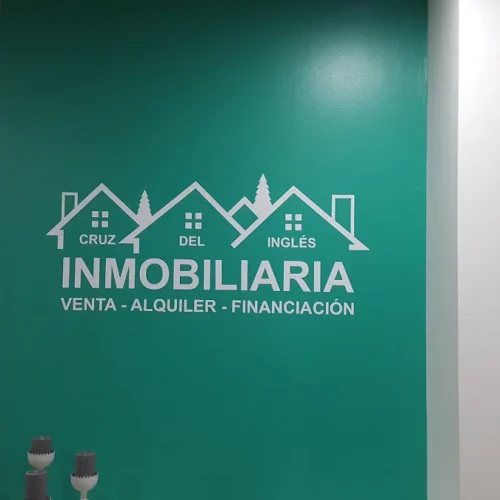 Pegatina con logo en cristal de inmobiliaria