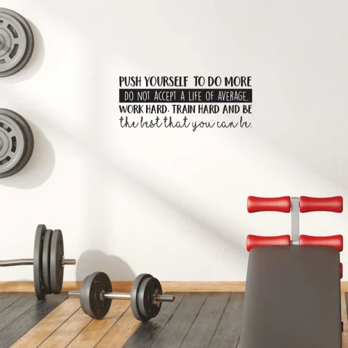 Pegatina motivacional en pared de gimnasio moderno