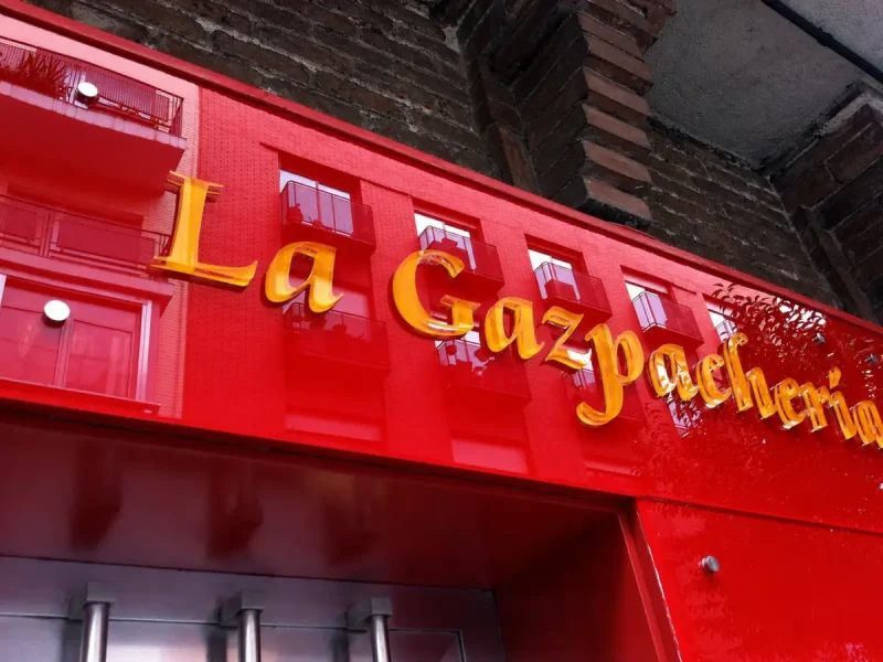 Letras corpóreas para fachada comercial