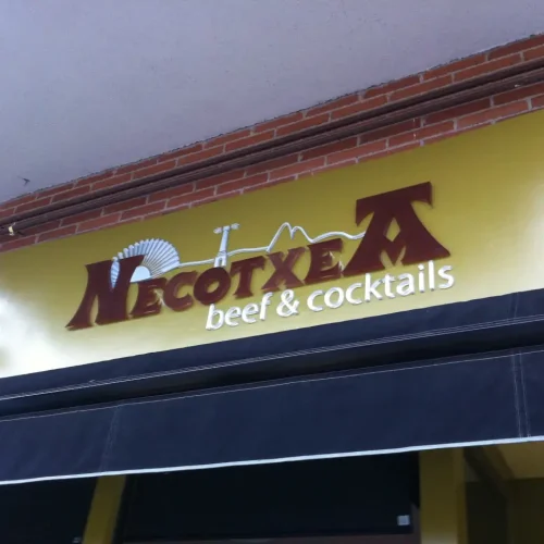 Rótulos, letreros y placas de metacrilato