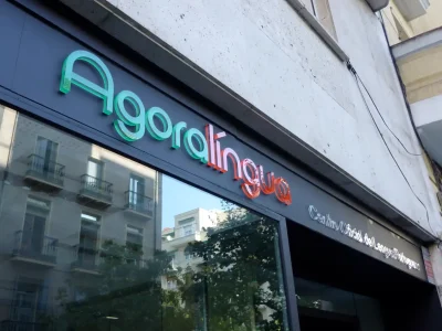 Luminoso y letras corpóreas para centro de idiomas