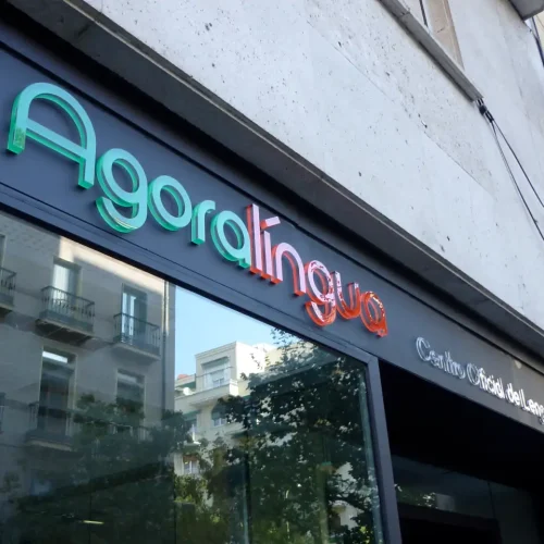 Luminoso y letras corpóreas para centro de idiomas