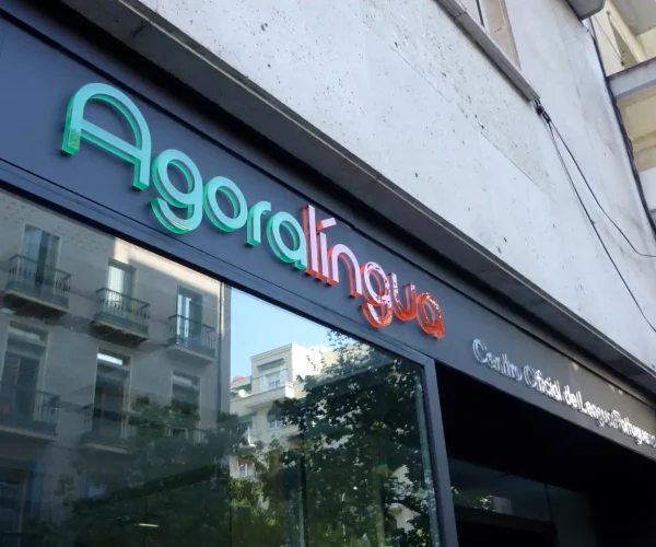 Luminoso y letras corpóreas para centro de idiomas