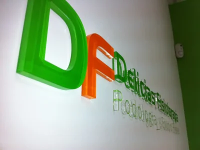 Rótulo luminoso en clínica de fisioterapia