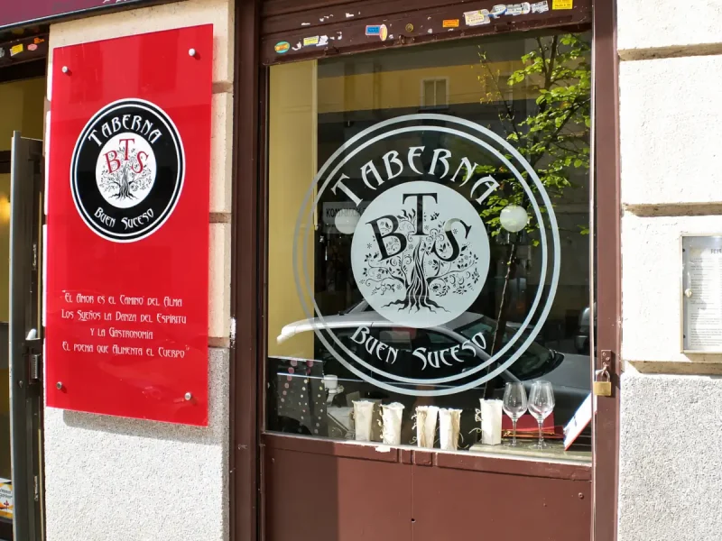 Rótulo y vinilo de escaparate para negocio en Madrid