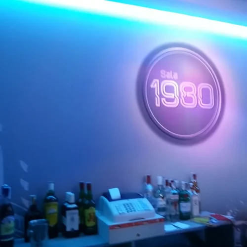 Letrero luminoso en pub moderno