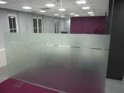 Vinilos decorativos en salas de reuniones de empresas