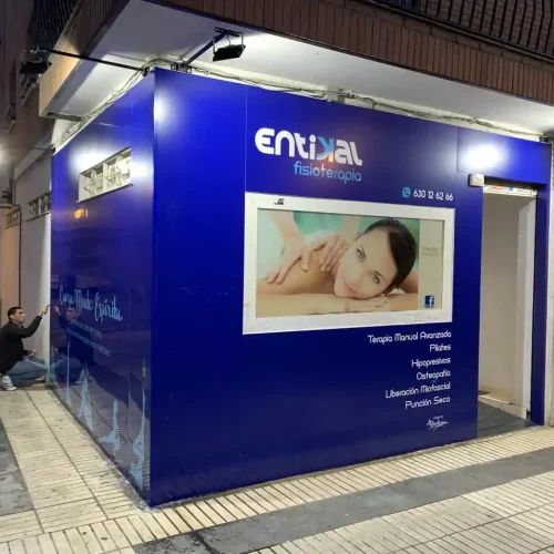 Fachada con placas de metacrilato y vinilos