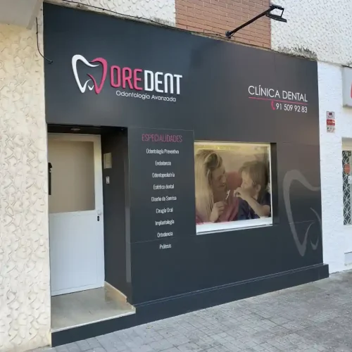 Fachada con vinilos y placas instaladas, resultado de trabajos realizados