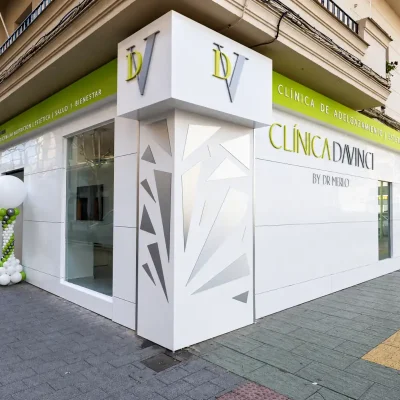 Fachada rotulada de clínica estética en Madrid