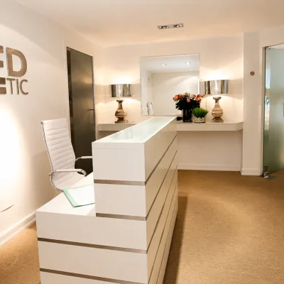 Recepción de centro de estética con rótulo interior