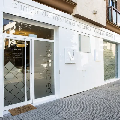 Clínica de medicina estética con fachada blanca