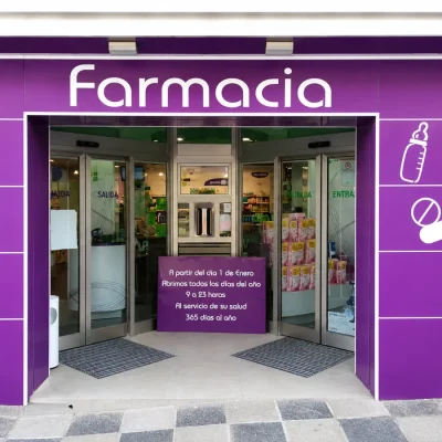 Fachada rotulada de farmacia en Madrid