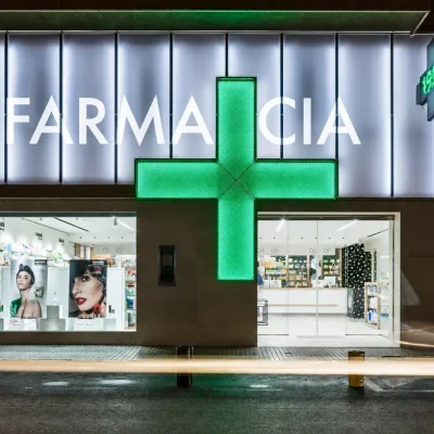 Rotulación para farmacia en Madrid con cruz verde