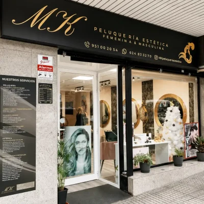 Escaparate de peluquería en Madrid con rótulo dorado