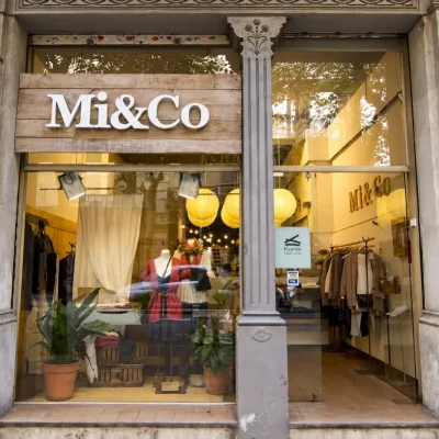 Escaparate de tienda de ropa con rótulo moderno