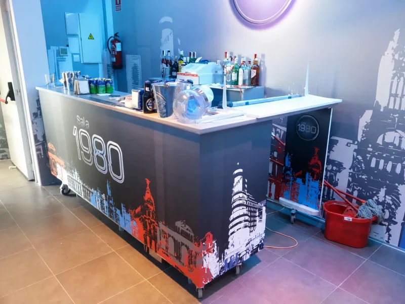 Barra de bar rotulada con vinilo decorativo