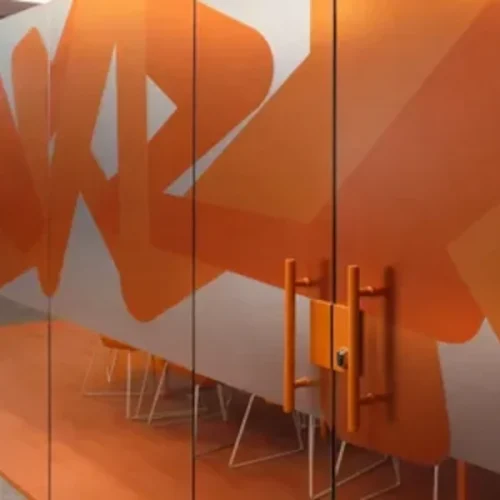 Vinilo corporativo en cristal de oficina moderna