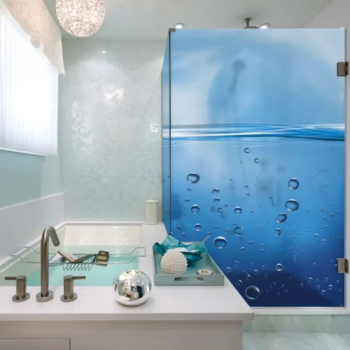 Vinilo adhesivo decorativo en cuarto de baño moderno