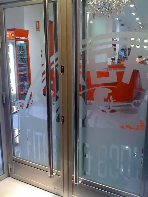 Vinilo adhesivo en puerta de cristal de gimnasio