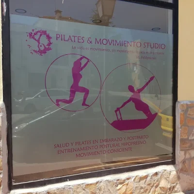 Vinilos en centro de pilates con diseño relajante