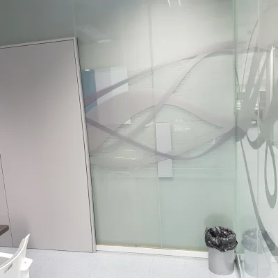 Diseños corporativos en sala de reuniones