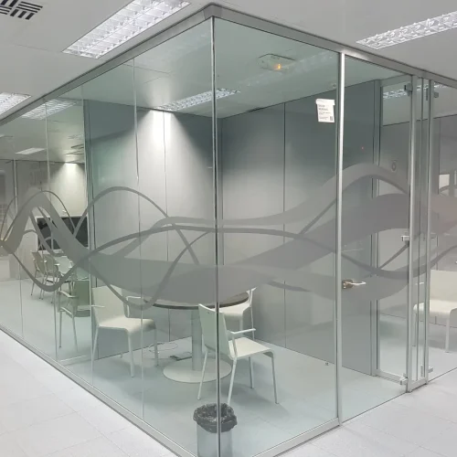 Vinilos corporativos en cristaleras de oficina Madrid