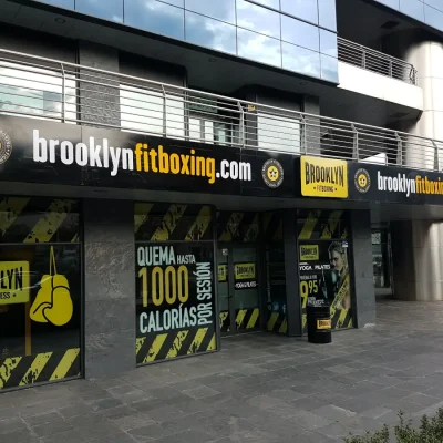 Vinilos corporativos en gimnasio moderno Madrid