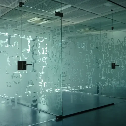 Vinilos a medida en cristales y mamparas de oficinas