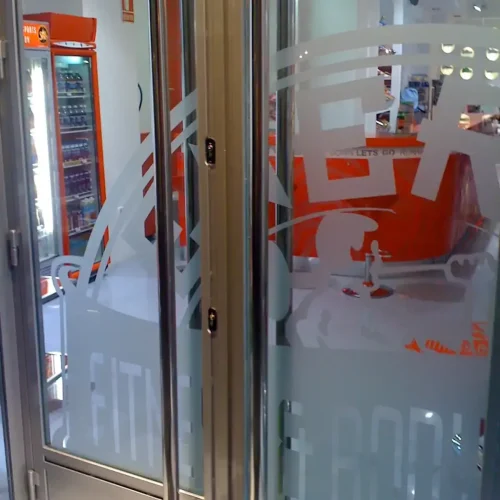 Puerta de gimnasio con vinilo decorativo deportivo