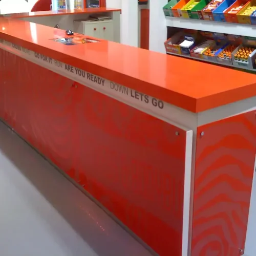 Mostrador de gimnasio con vinilo de colores y mensaje fitness