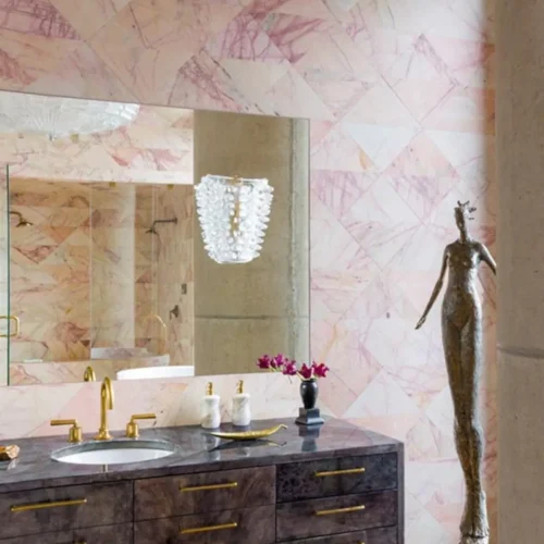 Vinilo rosa natural en pared de baño moderno