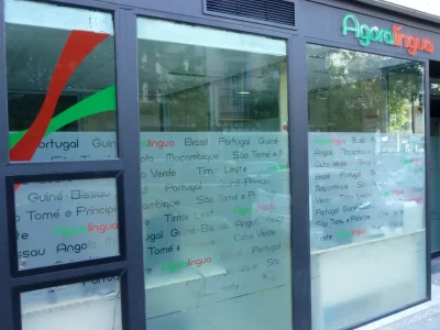 Vinilos para cristaleras de academia de idiomas