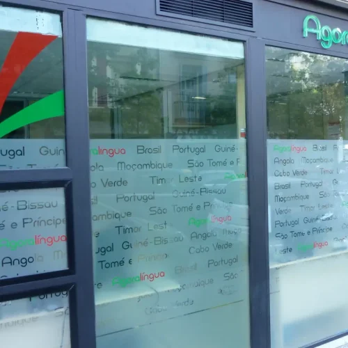 Vinilos para cristaleras de academia de idiomas