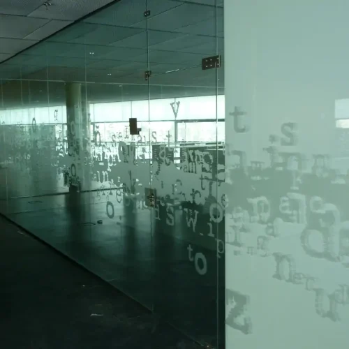 Rotulación en vinilo de mamparas de oficina