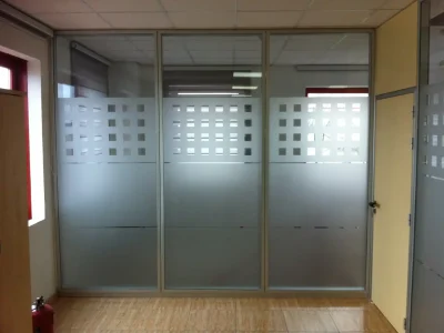 Rotulación en vinilo de mamparas de oficina en Madrid