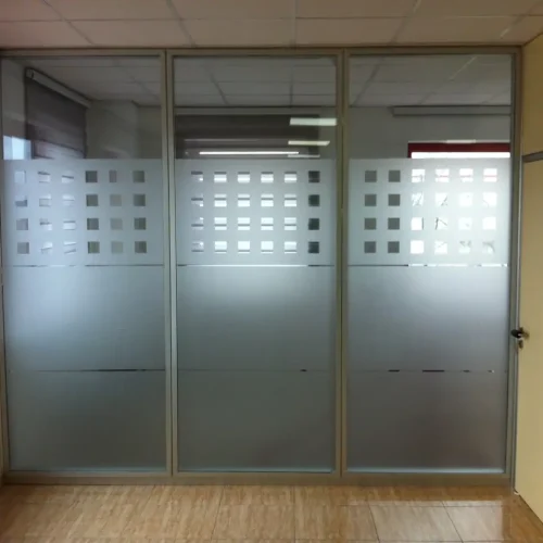 Rotulación en vinilo de mamparas de oficina en Madrid